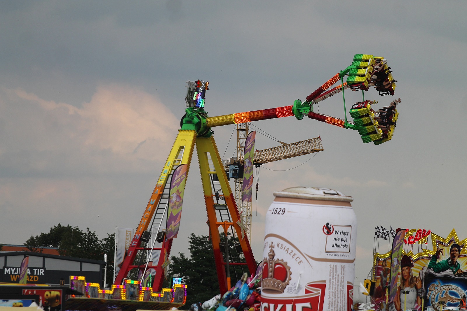 Setki osób na święcie kolorów na legnickim lotnisku