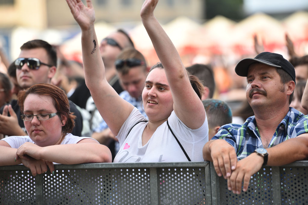 Bayera bajeruje ze sceny na lotnisku. Zaczęła się zabawa