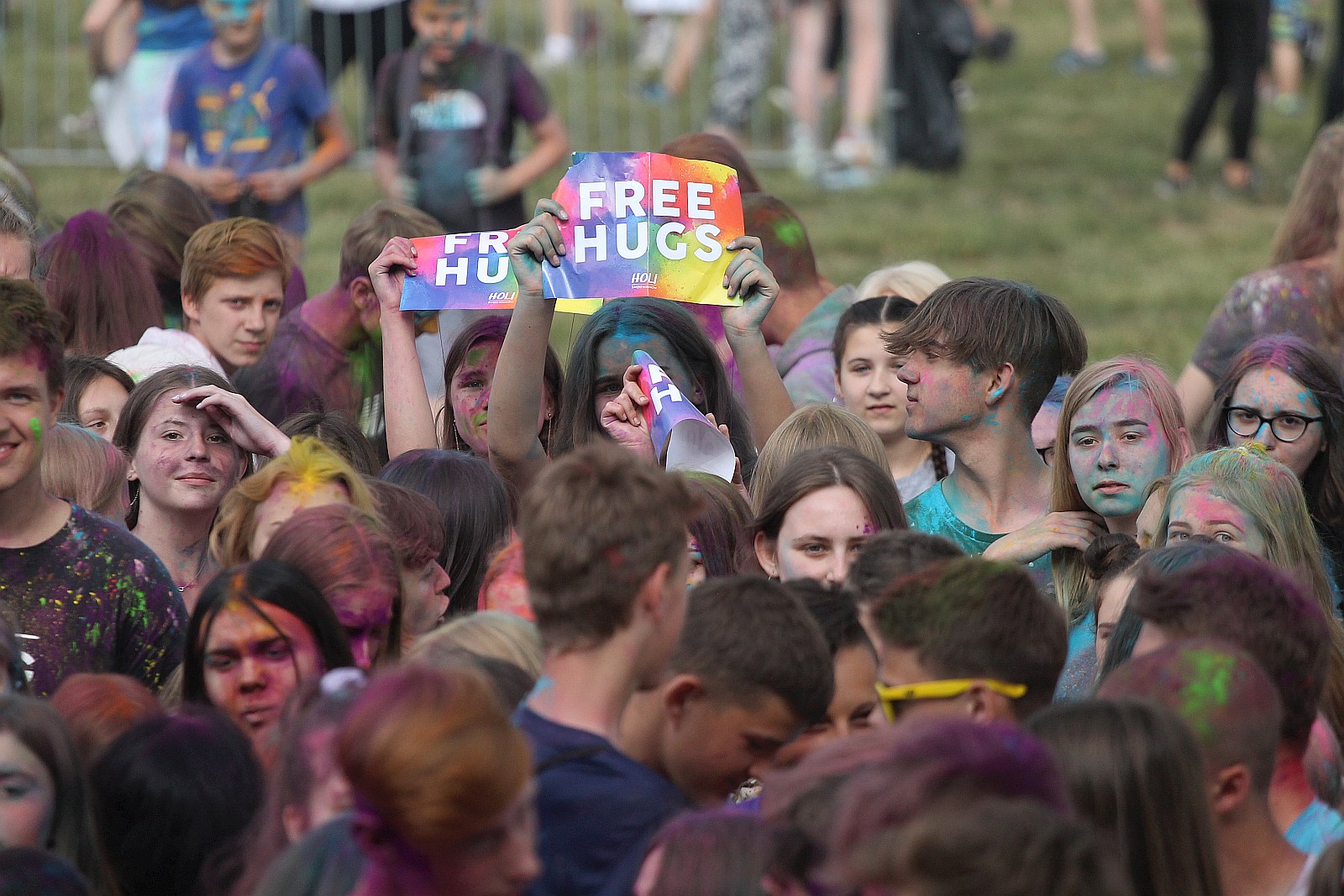 Setki osób na święcie kolorów na legnickim lotnisku