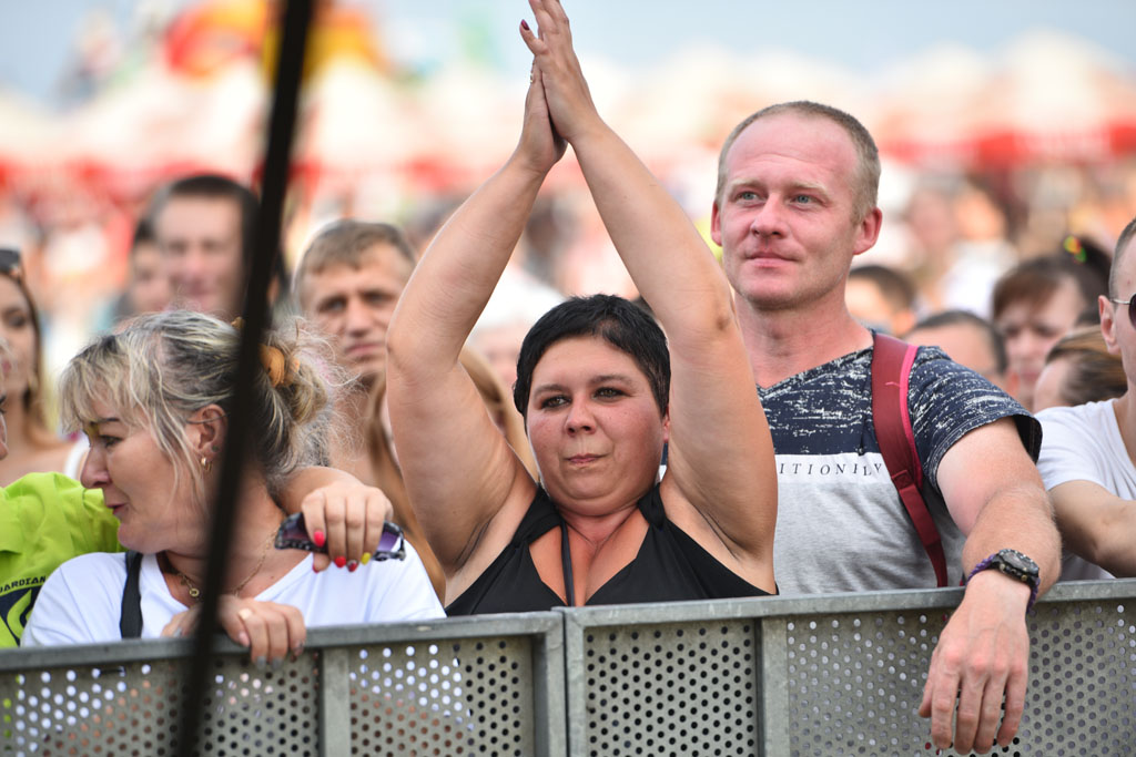 Bayera bajeruje ze sceny na lotnisku. Zaczęła się zabawa