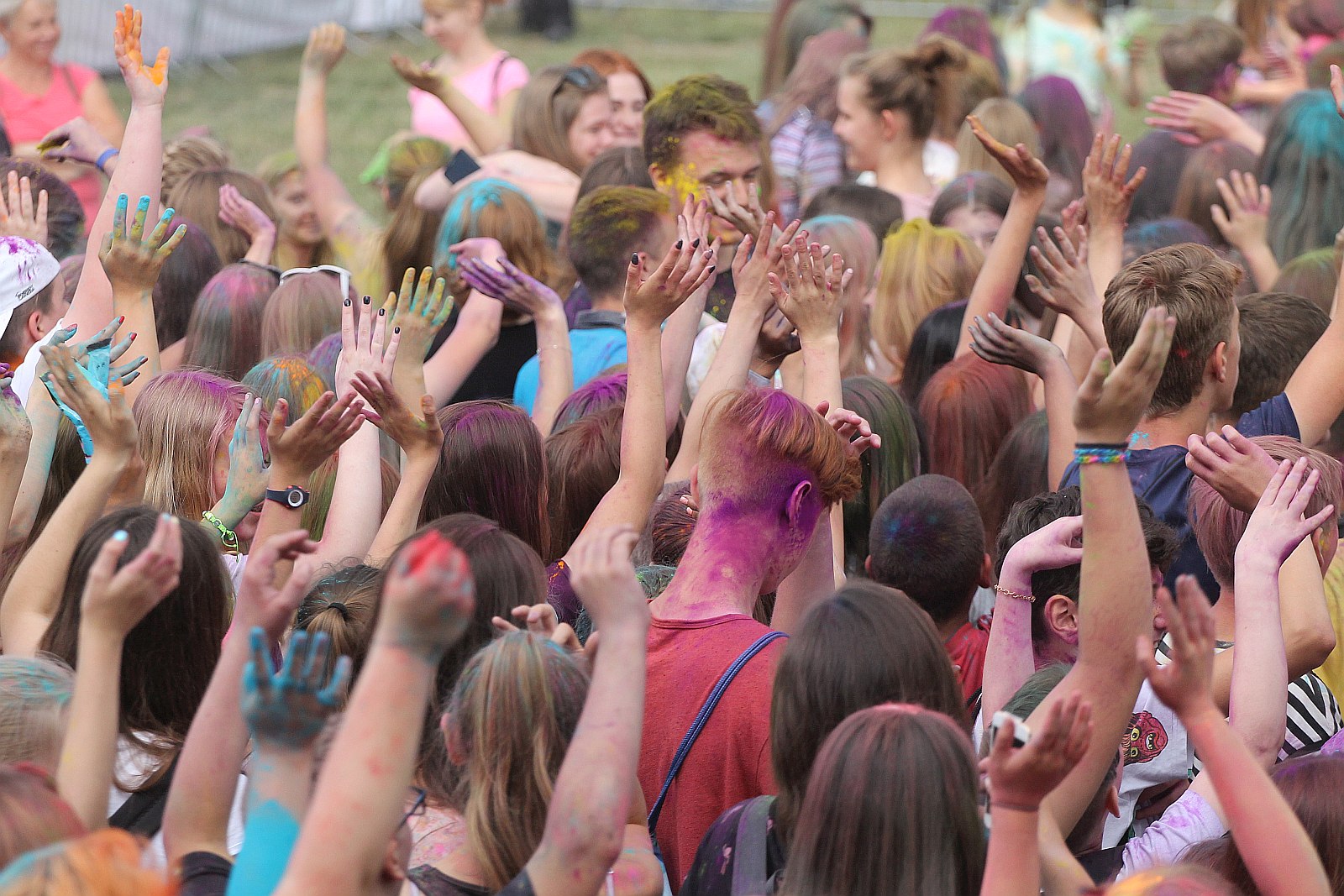 Setki osób na święcie kolorów na legnickim lotnisku