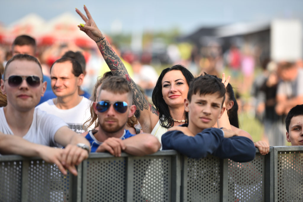 Bayera bajeruje ze sceny na lotnisku. Zaczęła się zabawa