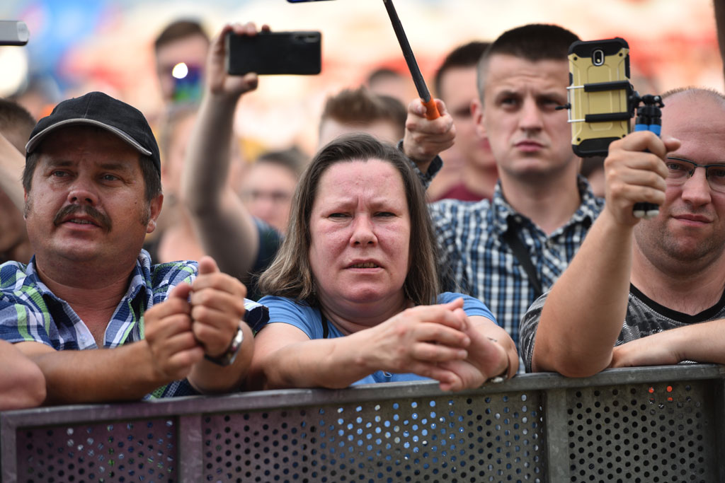 Bayera bajeruje ze sceny na lotnisku. Zaczęła się zabawa