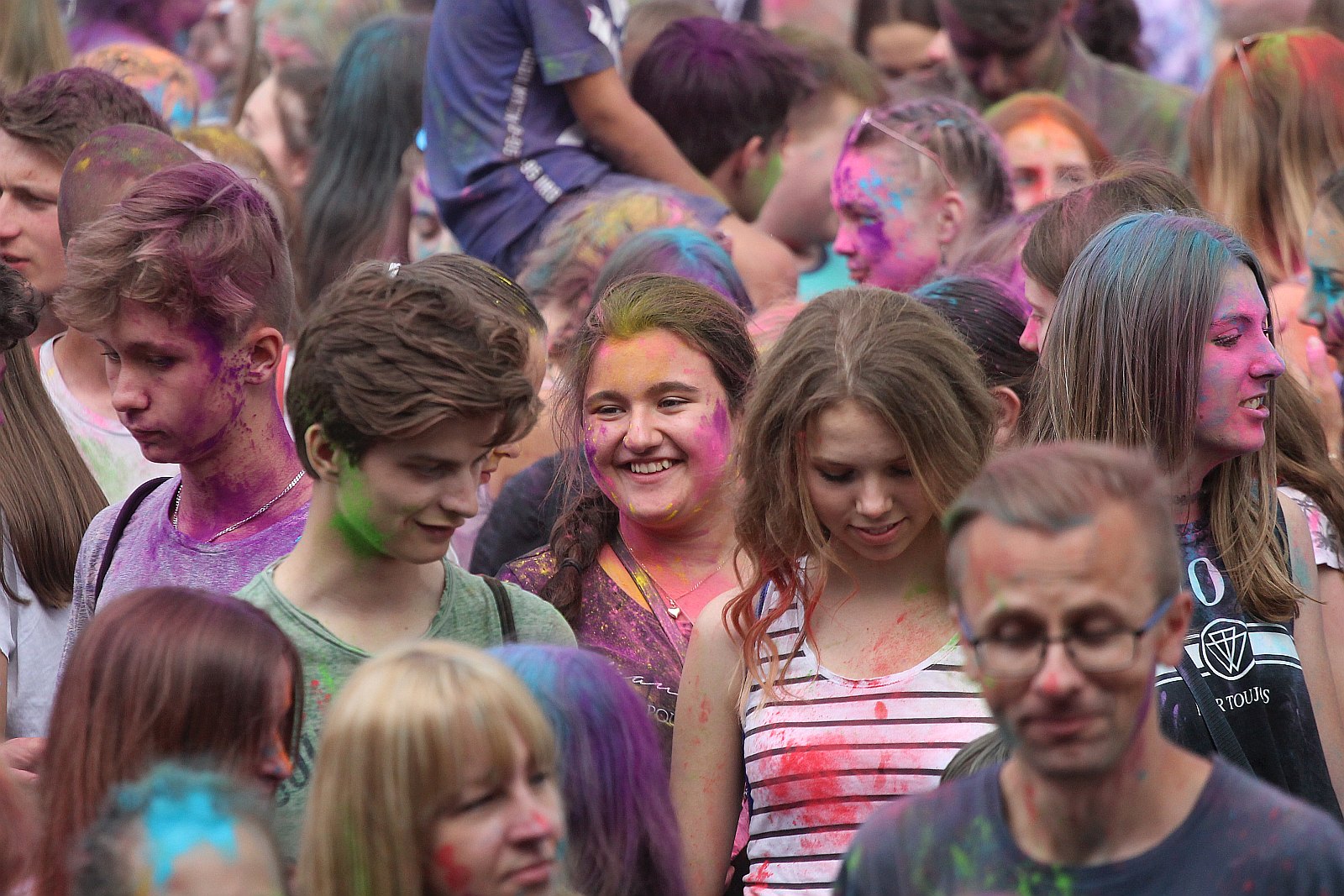 Setki osób na święcie kolorów na legnickim lotnisku