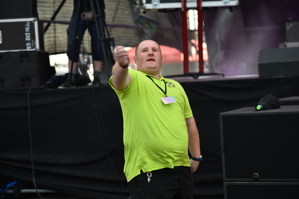 Bayera bajeruje ze sceny na lotnisku. Zaczęła się zabawa