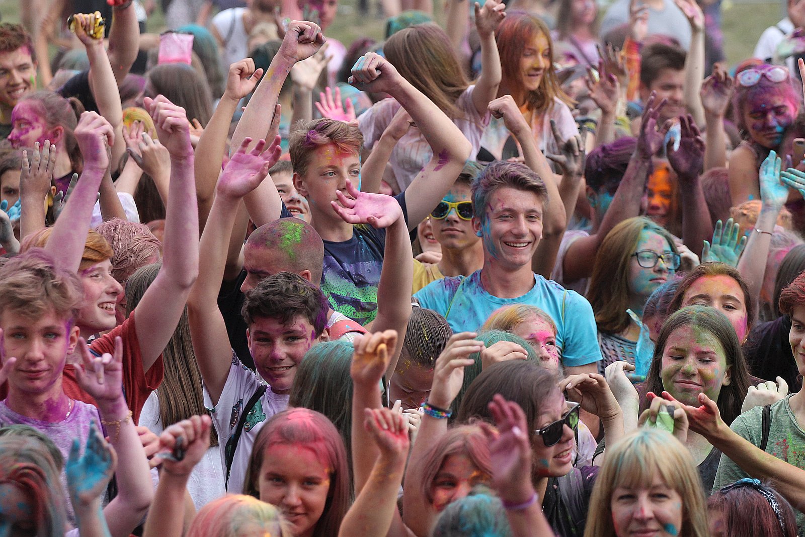 Setki osób na święcie kolorów na legnickim lotnisku