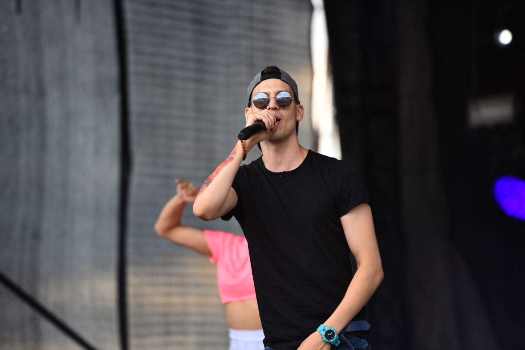 Bayera bajeruje ze sceny na lotnisku. Zaczęła się zabawa