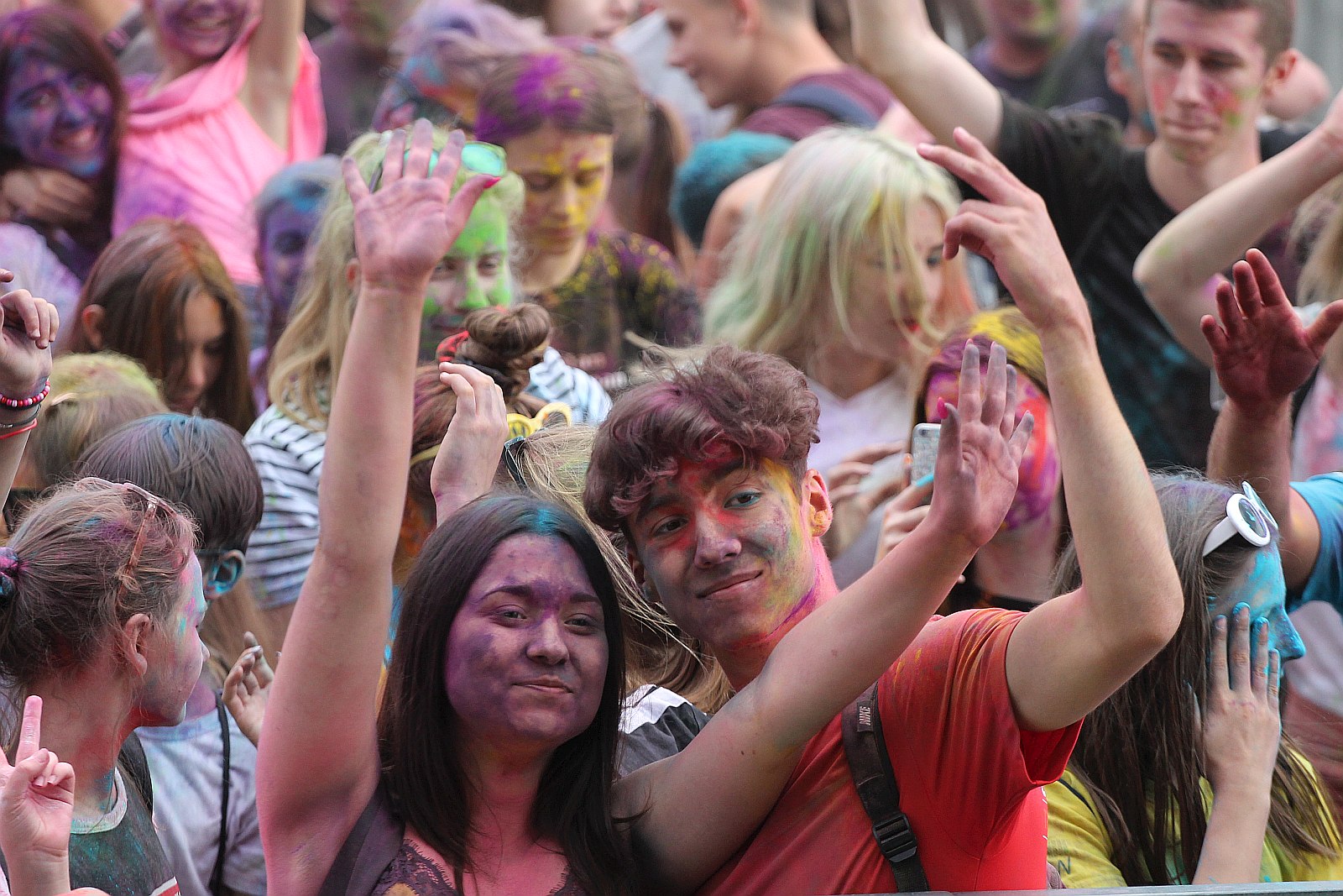 Setki osób na święcie kolorów na legnickim lotnisku