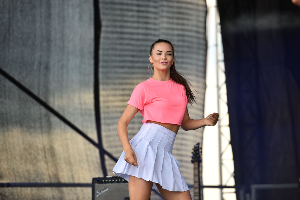 Bayera bajeruje ze sceny na lotnisku. Zaczęła się zabawa