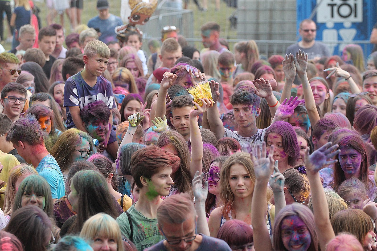 Setki osób na święcie kolorów na legnickim lotnisku