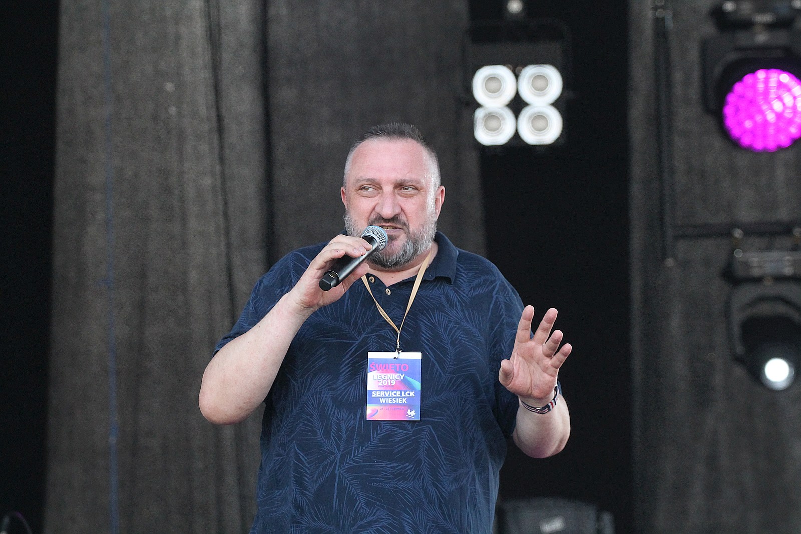 Bayera bajeruje ze sceny na lotnisku. Zaczęła się zabawa