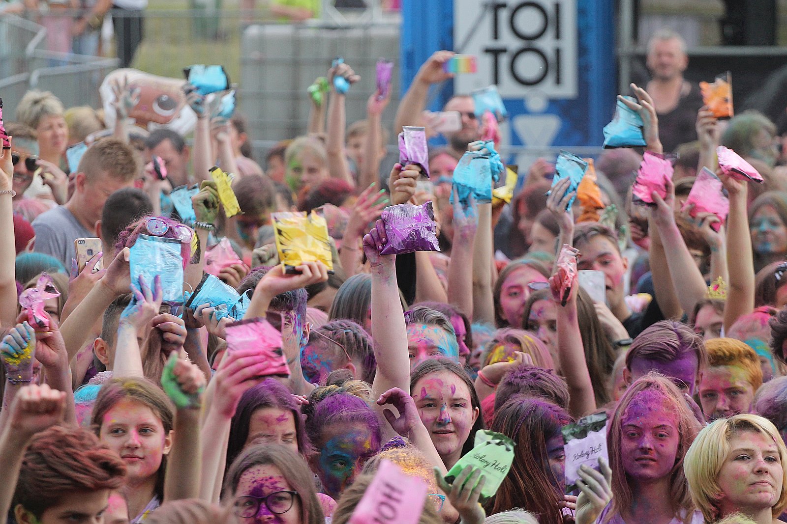 Setki osób na święcie kolorów na legnickim lotnisku