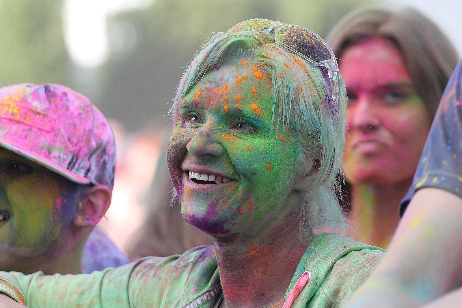 Bayera bajeruje ze sceny na lotnisku. Zaczęła się zabawa