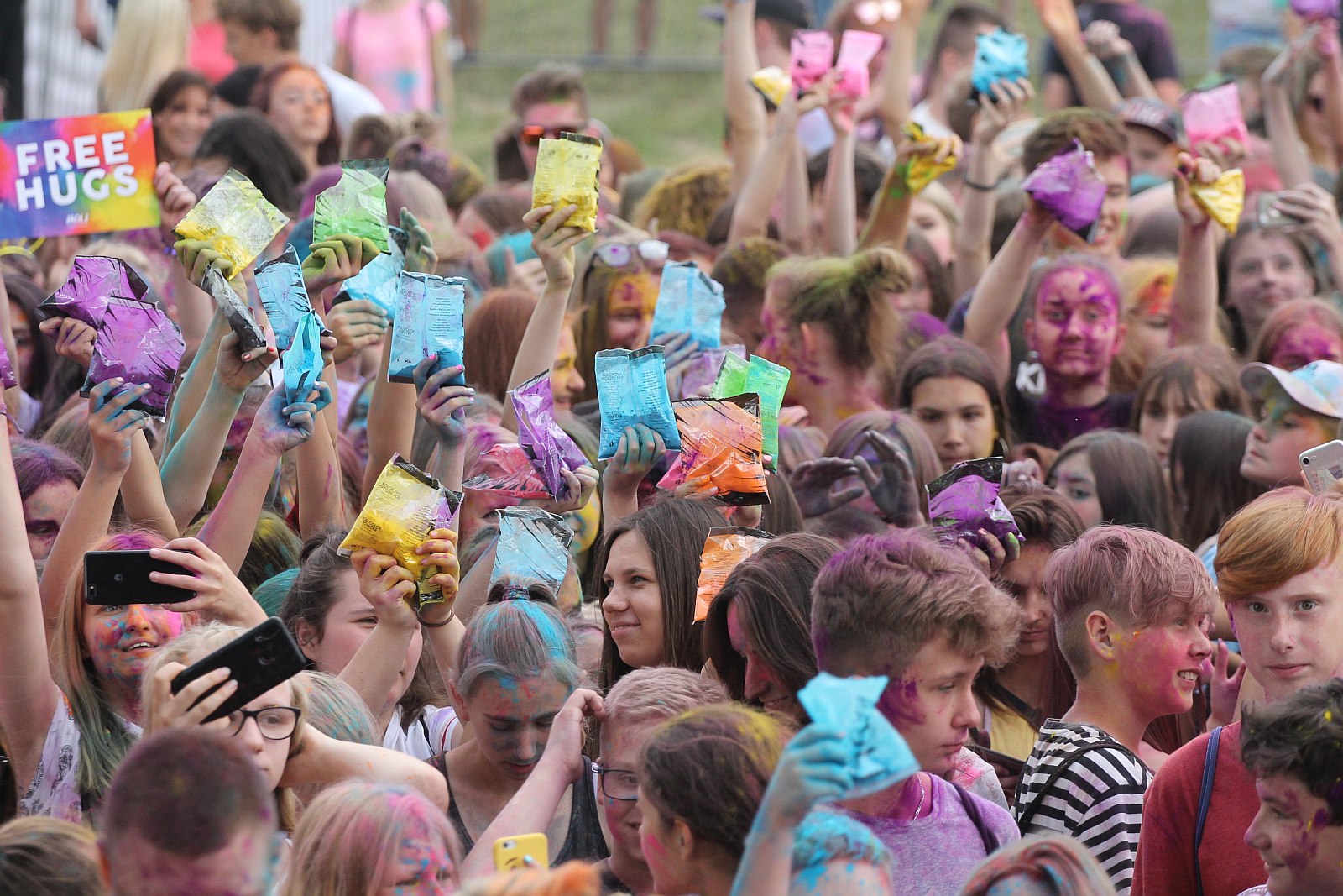 Setki osób na święcie kolorów na legnickim lotnisku