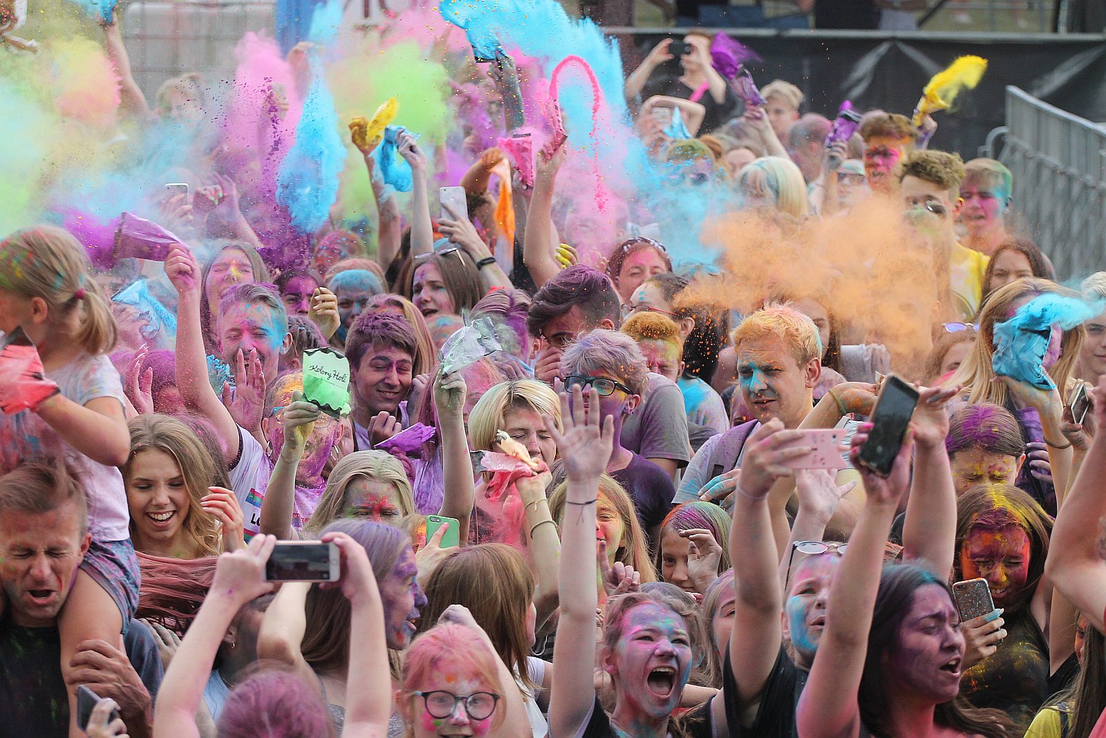 Setki osób na święcie kolorów na legnickim lotnisku
