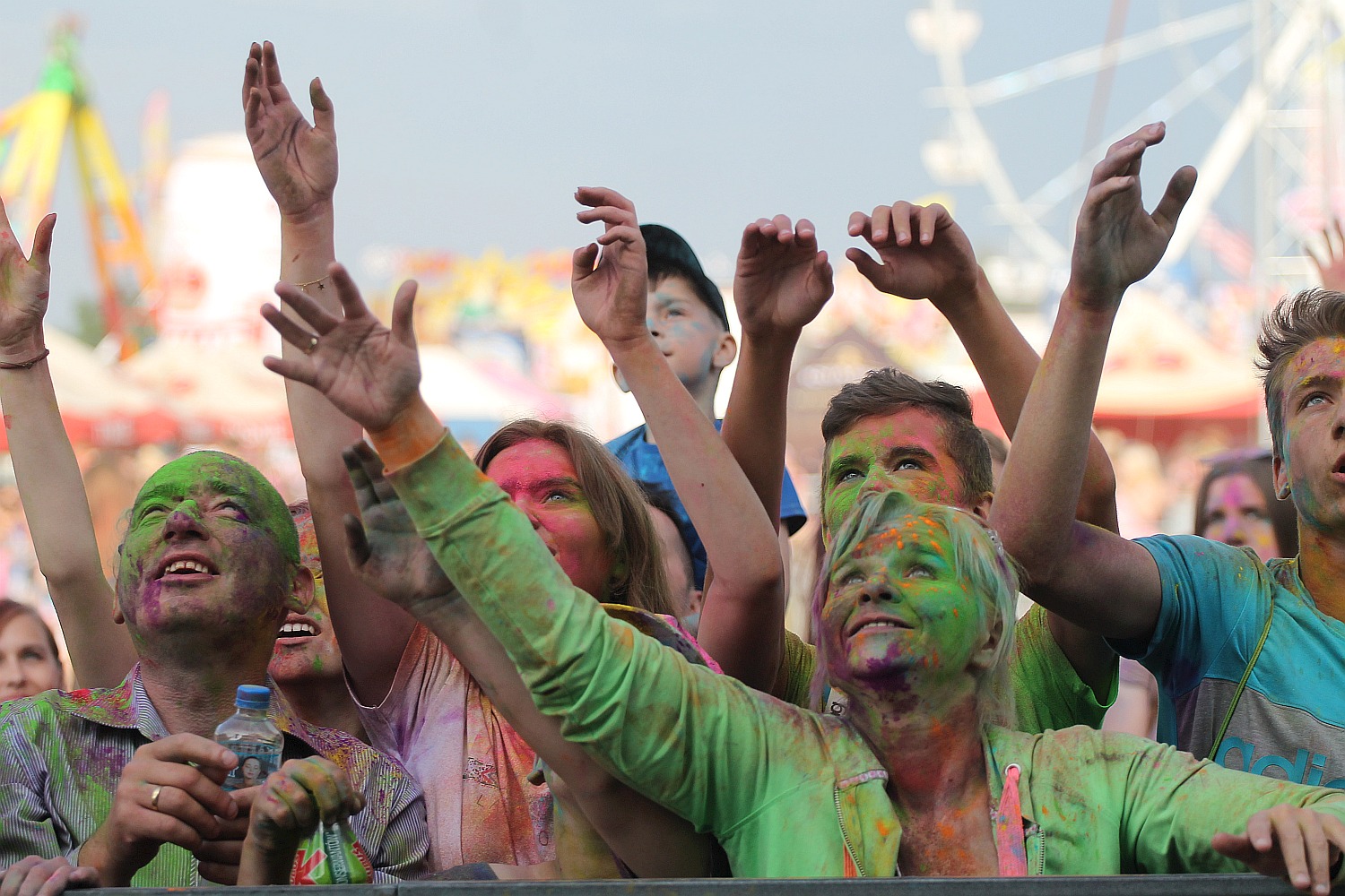 Bayera bajeruje ze sceny na lotnisku. Zaczęła się zabawa