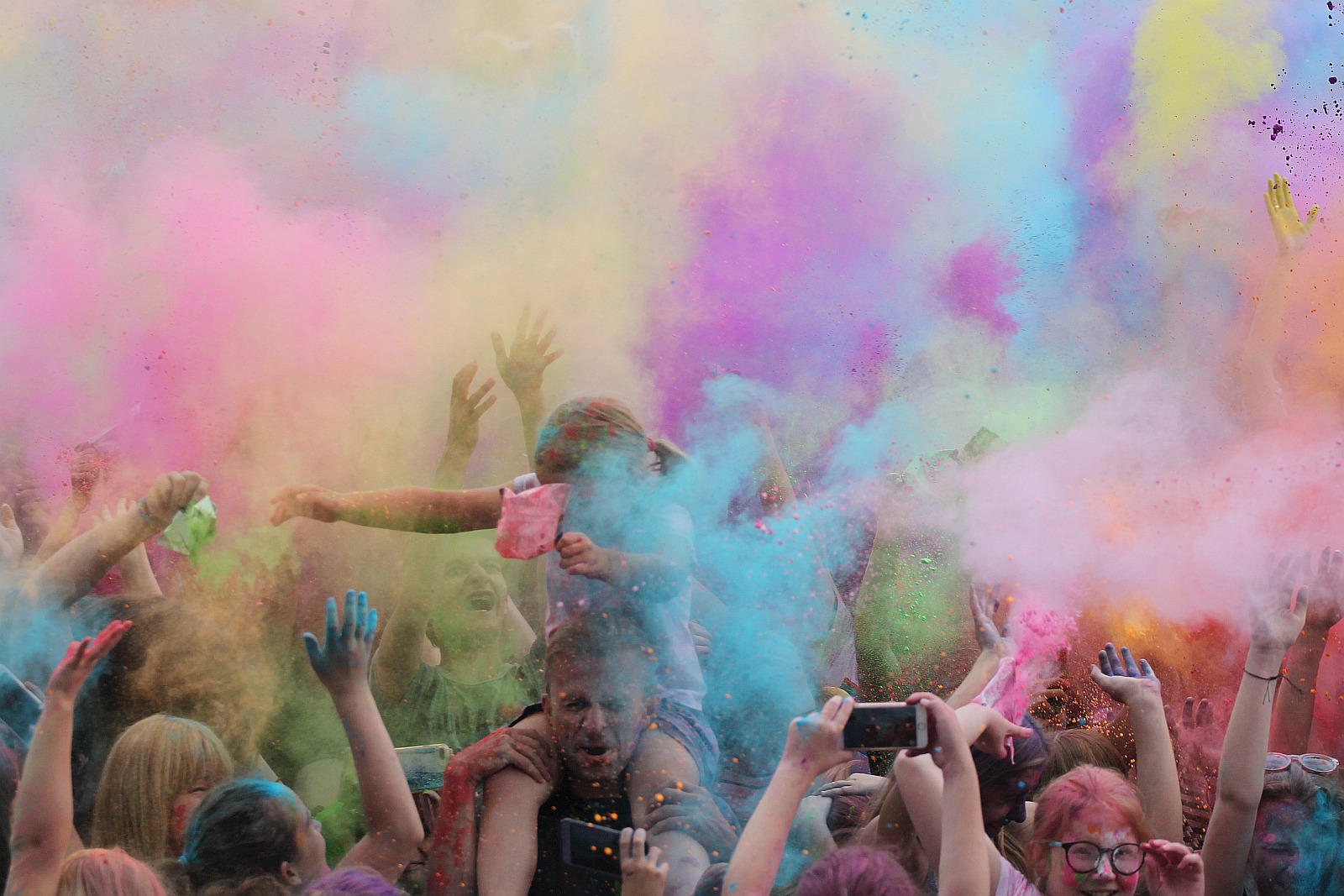 Setki osób na święcie kolorów na legnickim lotnisku