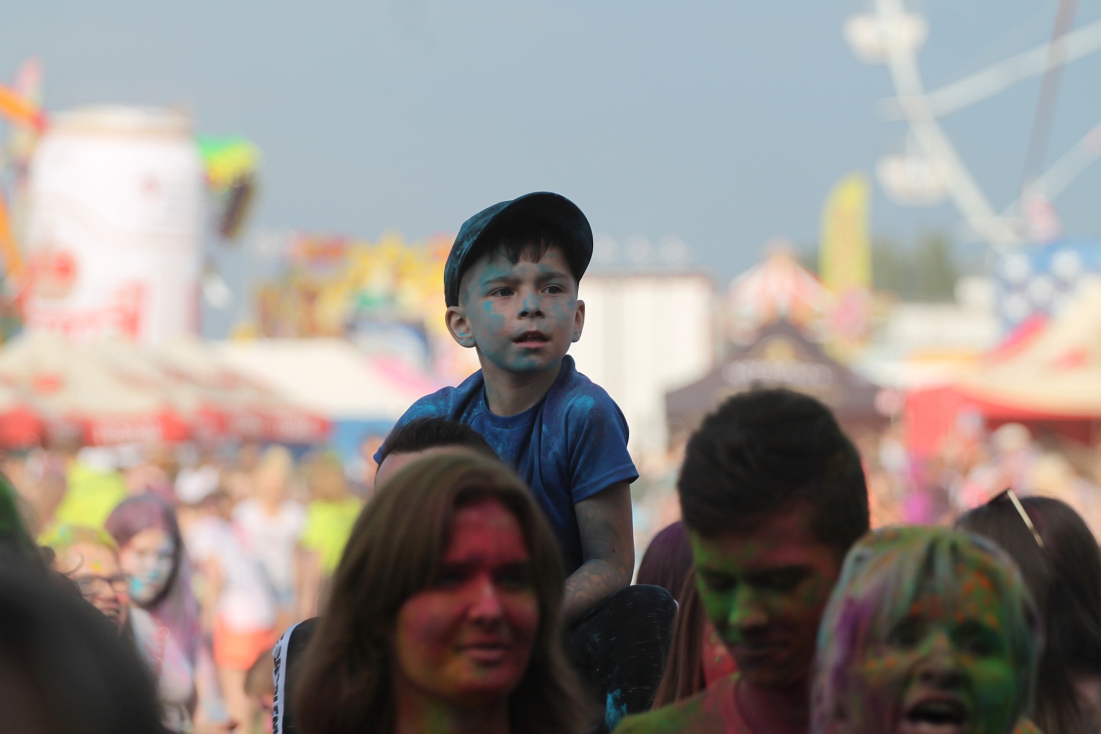 Bayera bajeruje ze sceny na lotnisku. Zaczęła się zabawa