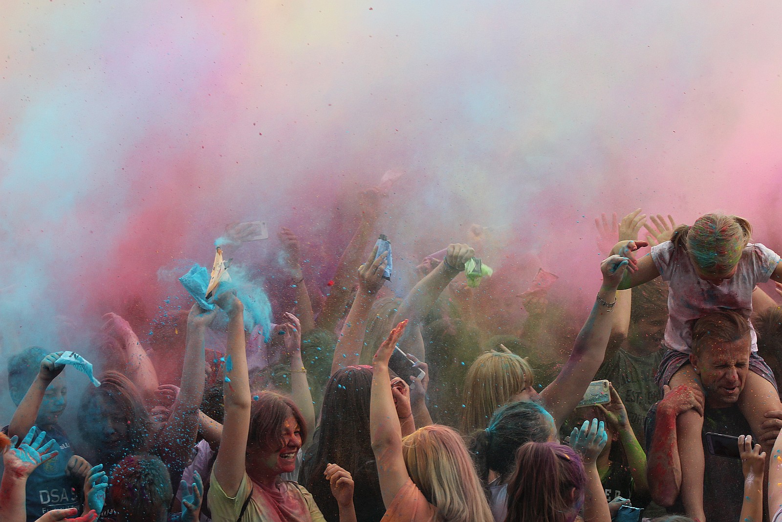 Setki osób na święcie kolorów na legnickim lotnisku