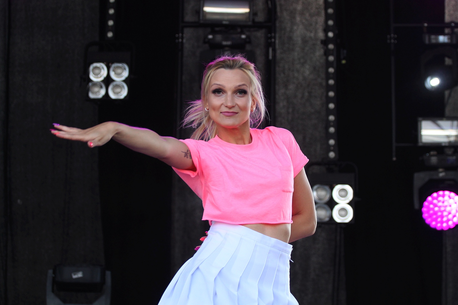 Bayera bajeruje ze sceny na lotnisku. Zaczęła się zabawa