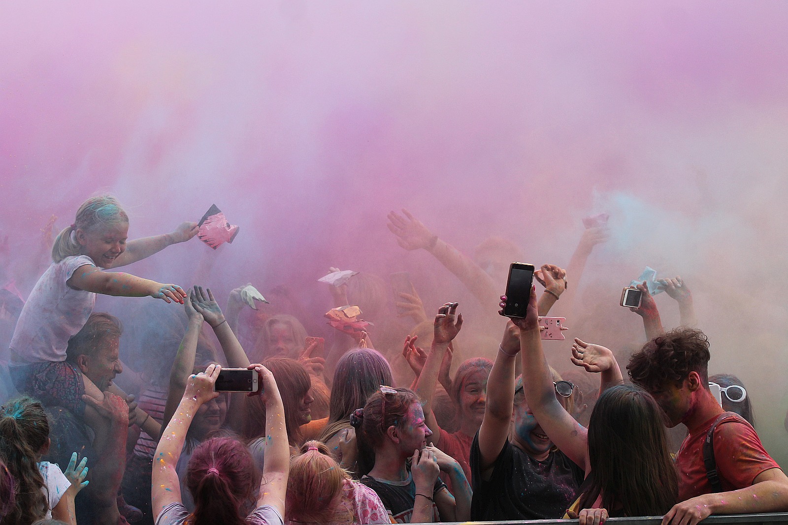 Setki osób na święcie kolorów na legnickim lotnisku