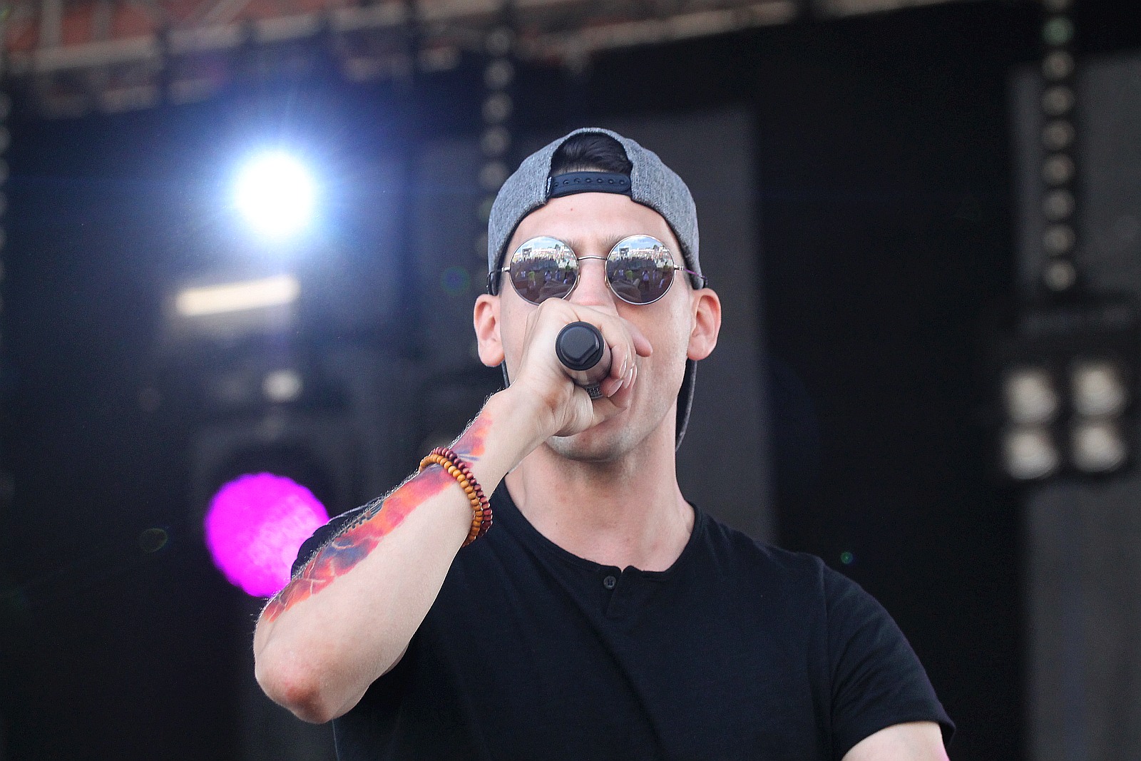 Bayera bajeruje ze sceny na lotnisku. Zaczęła się zabawa