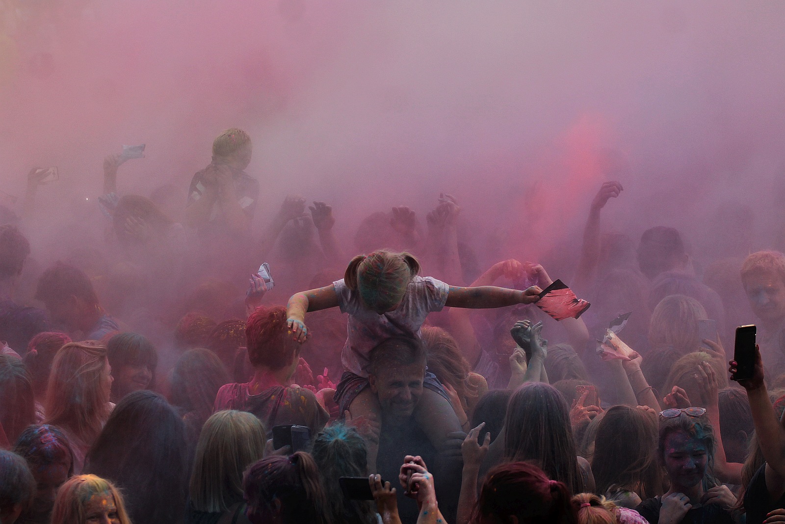 Setki osób na święcie kolorów na legnickim lotnisku