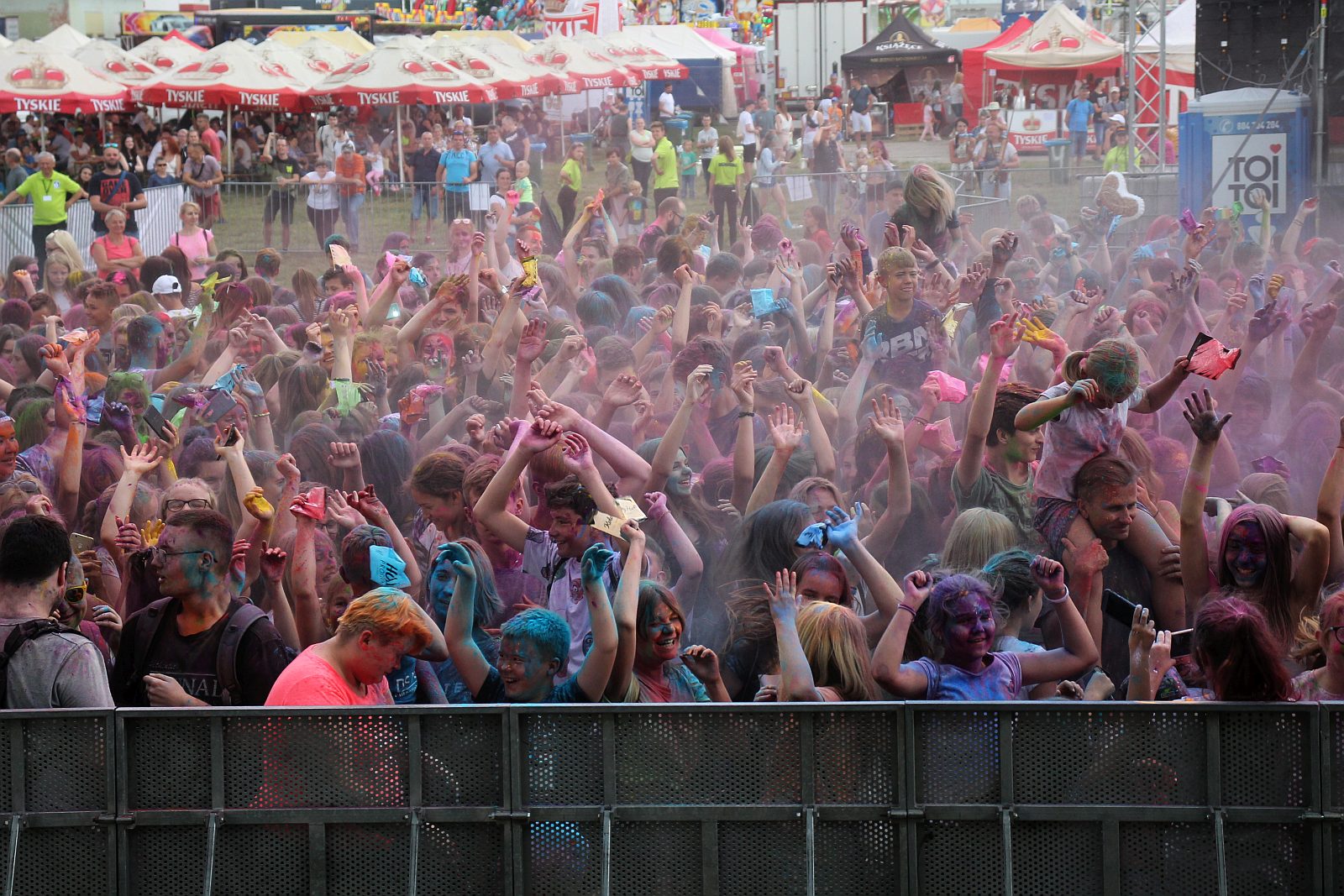 Setki osób na święcie kolorów na legnickim lotnisku