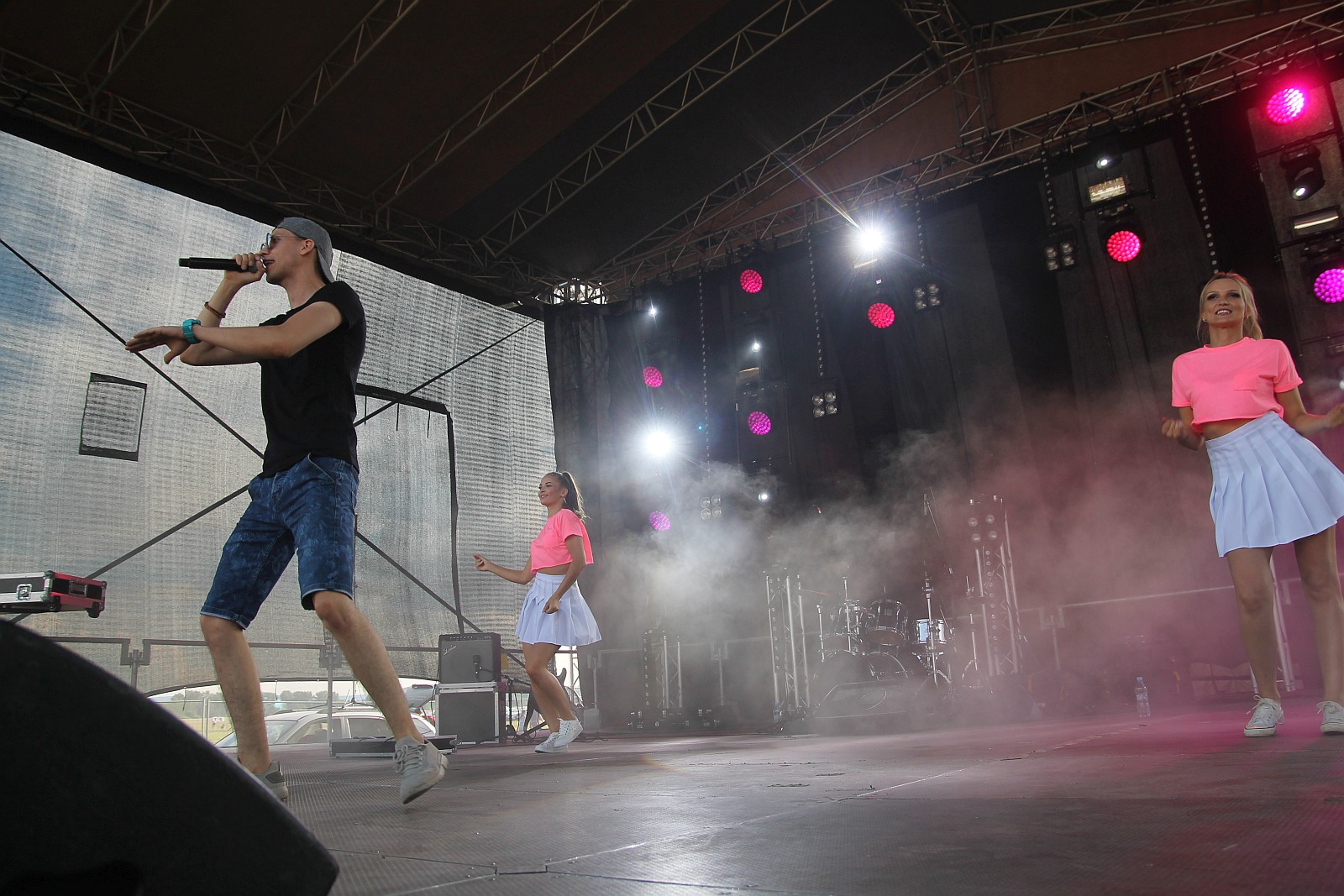 Bayera bajeruje ze sceny na lotnisku. Zaczęła się zabawa