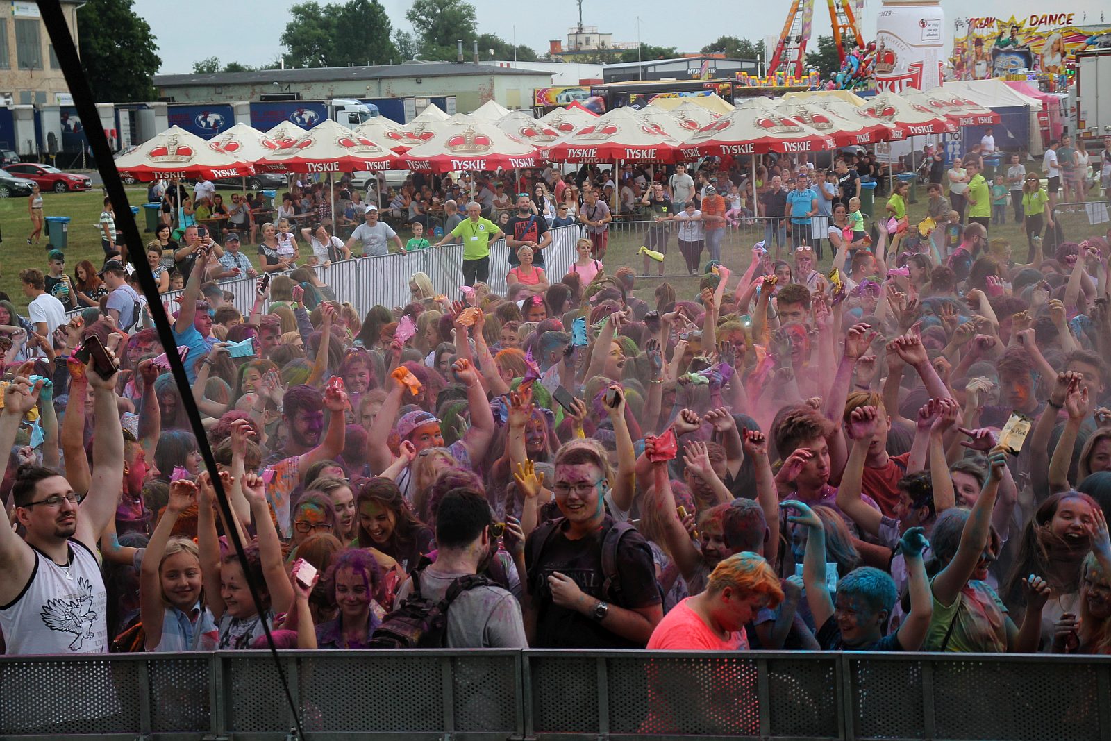 Setki osób na święcie kolorów na legnickim lotnisku