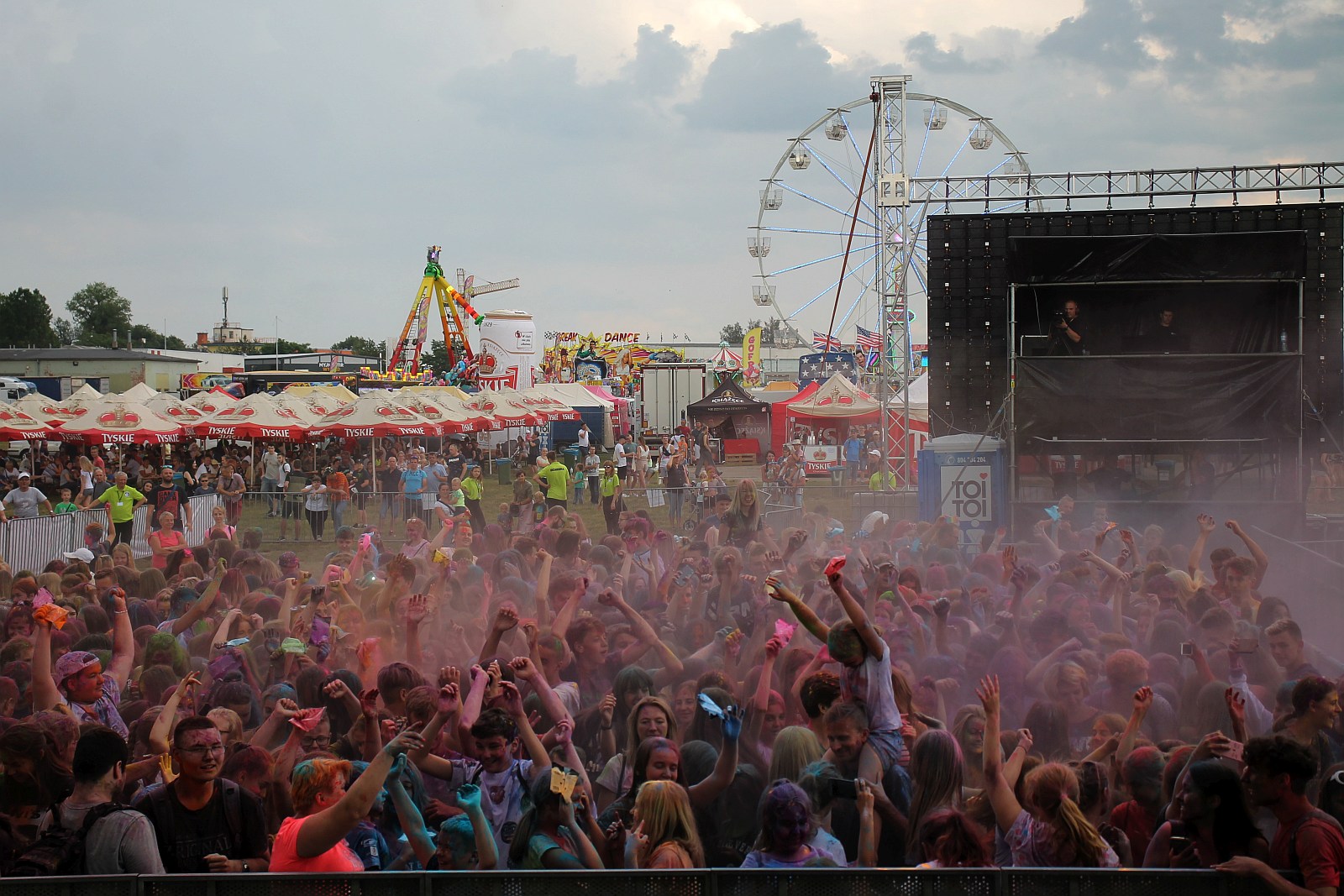 Setki osób na święcie kolorów na legnickim lotnisku