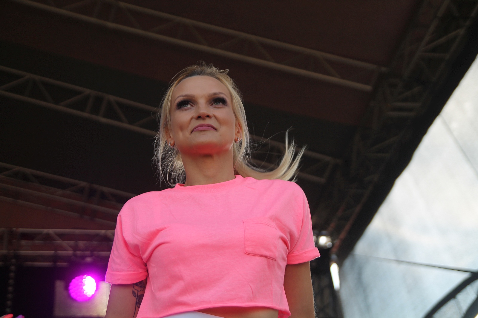 Bayera bajeruje ze sceny na lotnisku. Zaczęła się zabawa