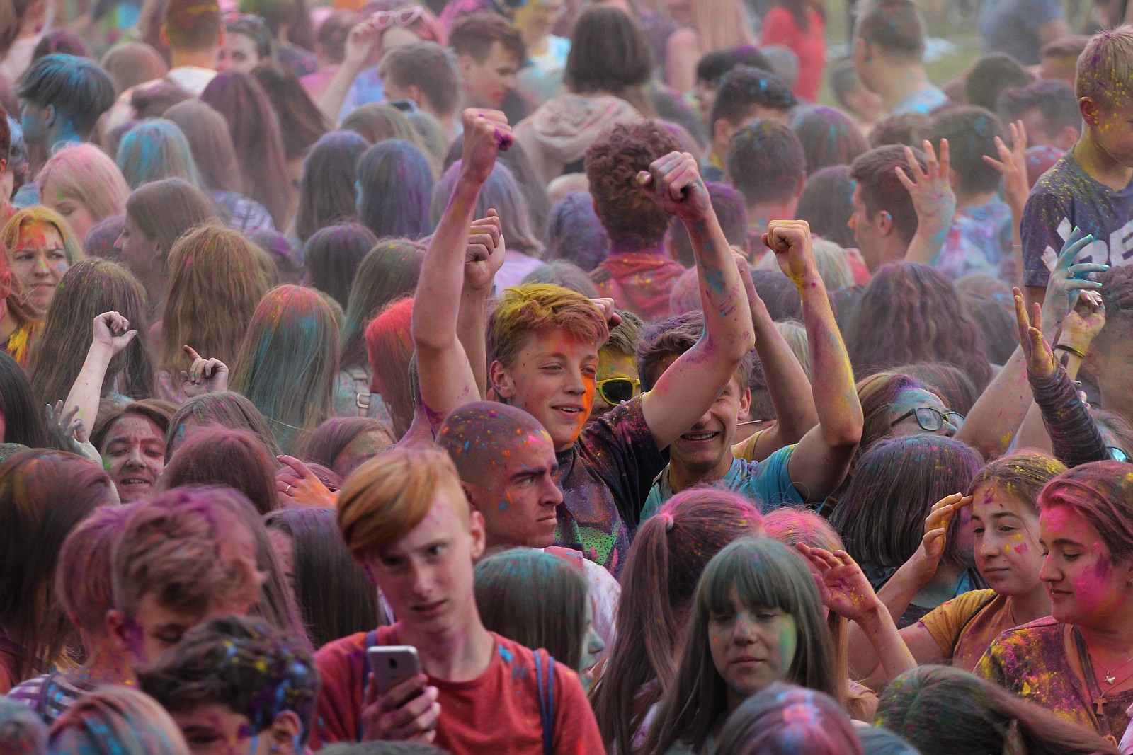 Setki osób na święcie kolorów na legnickim lotnisku