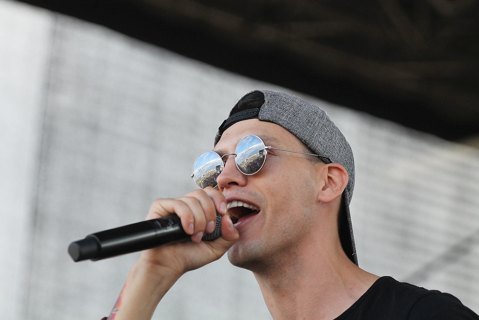 Bayera bajeruje ze sceny na lotnisku. Zaczęła się zabawa