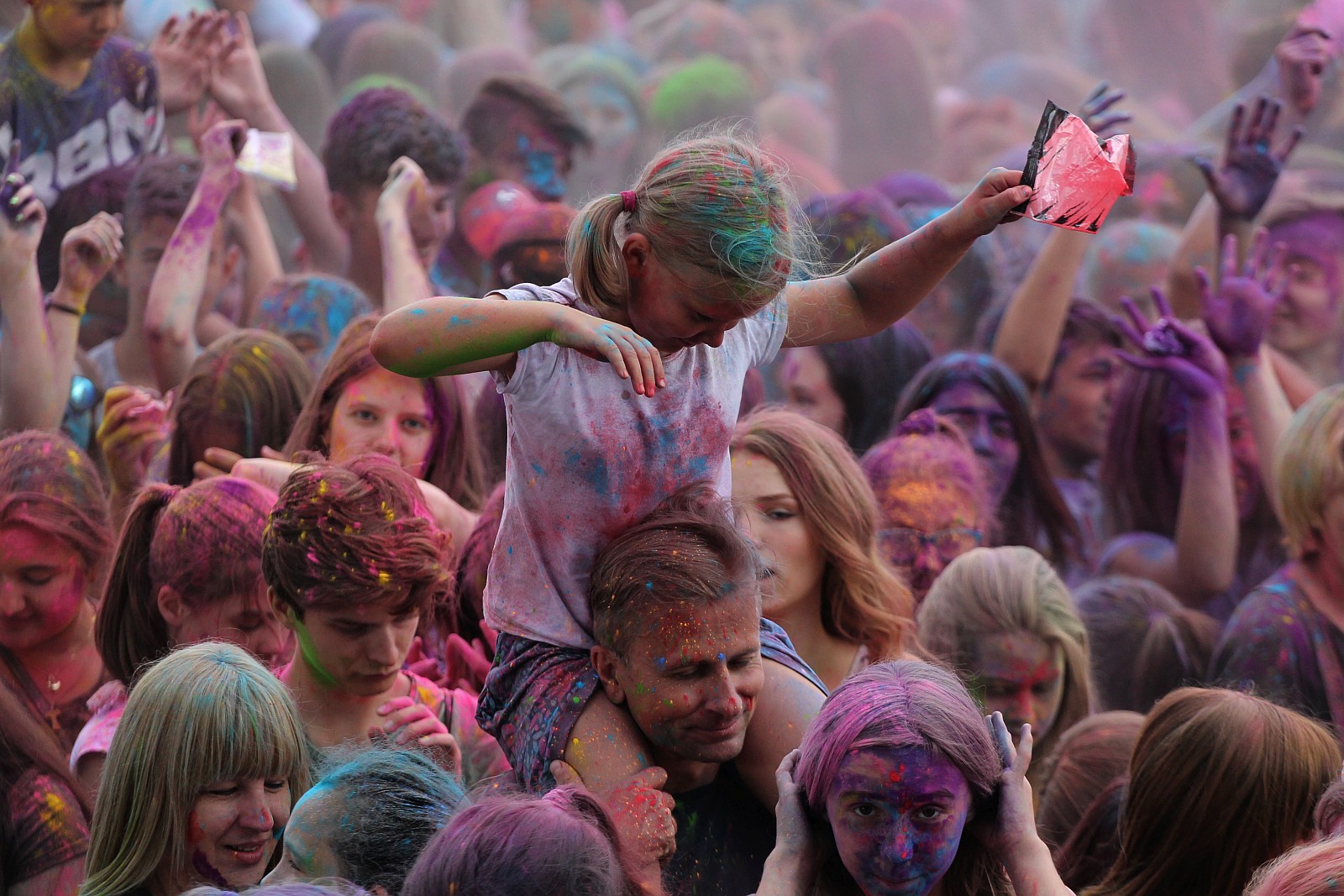 Setki osób na święcie kolorów na legnickim lotnisku