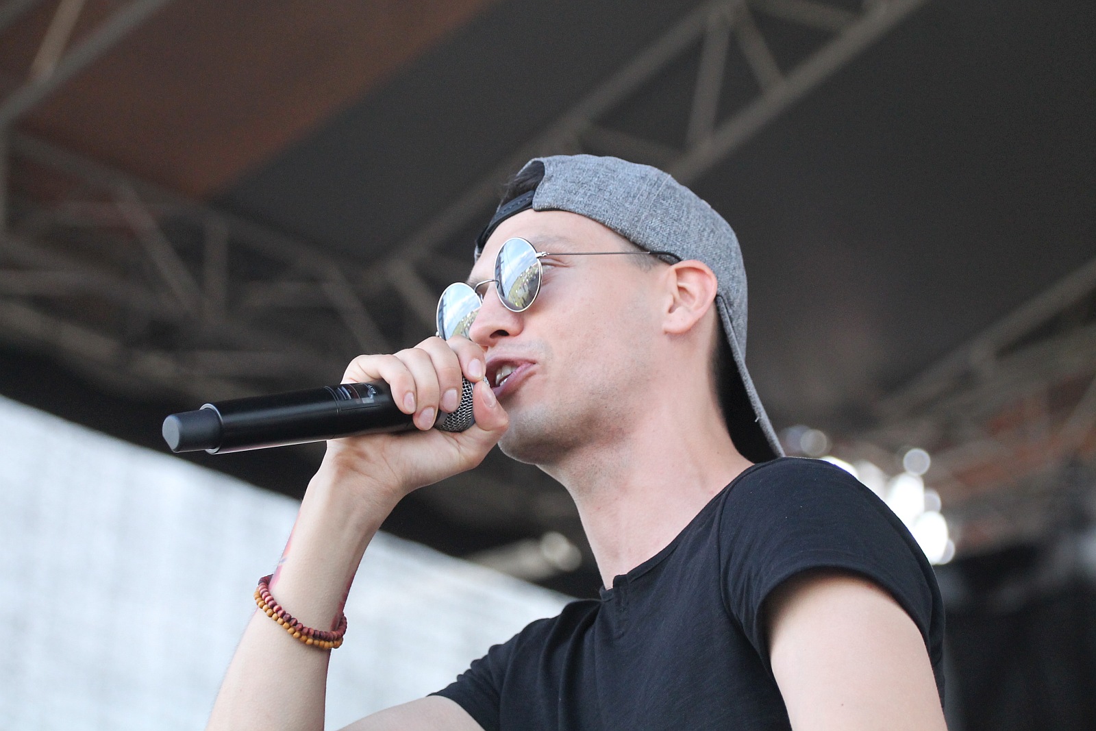 Bayera bajeruje ze sceny na lotnisku. Zaczęła się zabawa