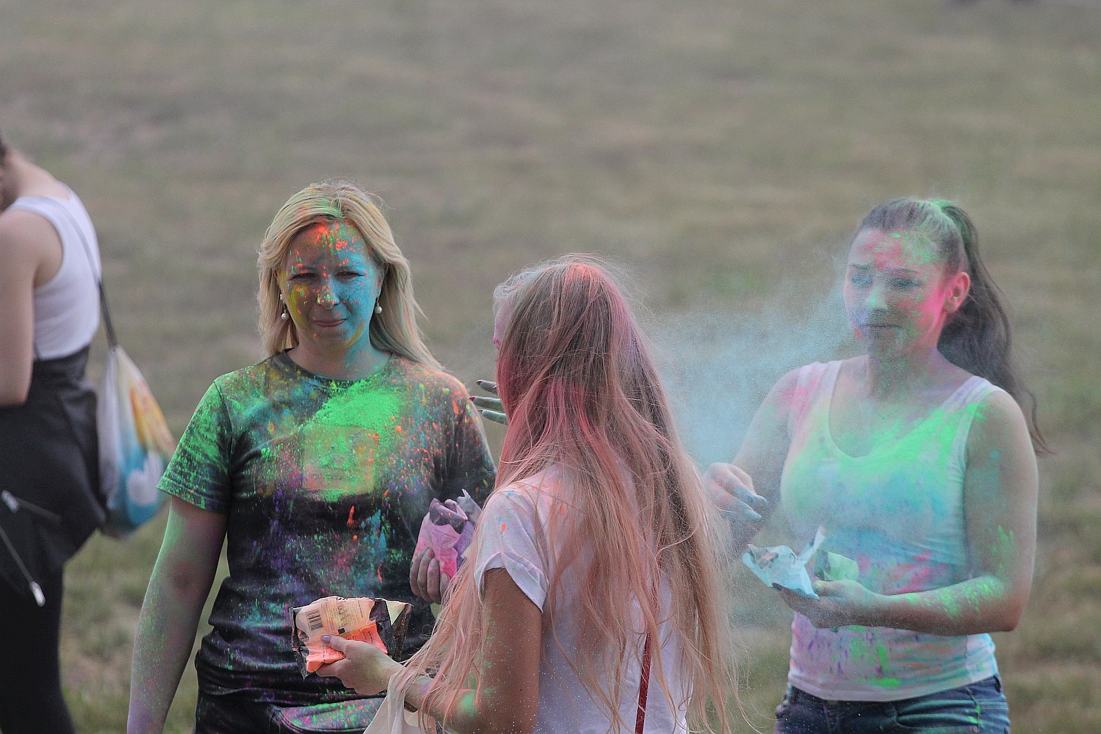 Setki osób na święcie kolorów na legnickim lotnisku