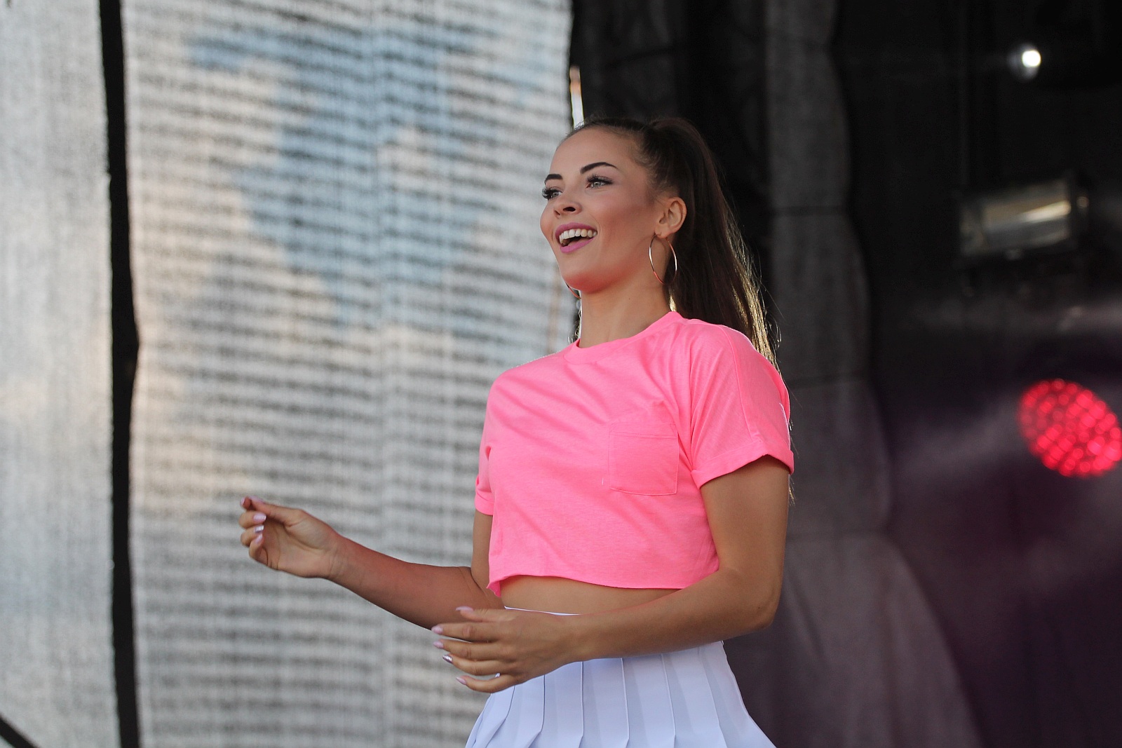 Bayera bajeruje ze sceny na lotnisku. Zaczęła się zabawa