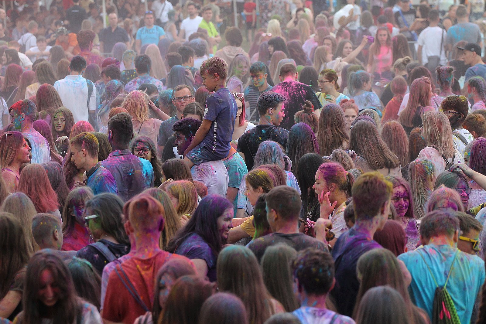 Setki osób na święcie kolorów na legnickim lotnisku