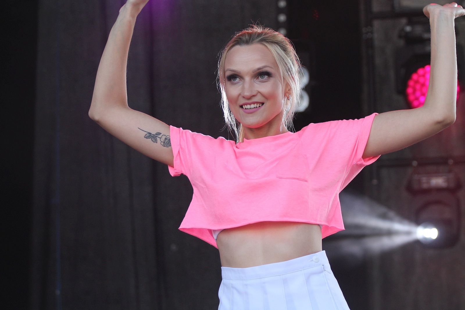 Bayera bajeruje ze sceny na lotnisku. Zaczęła się zabawa