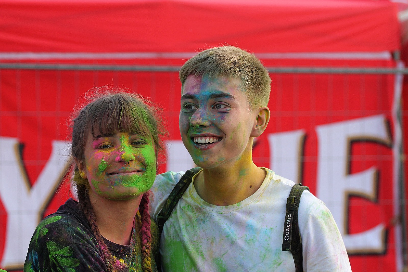 Setki osób na święcie kolorów na legnickim lotnisku