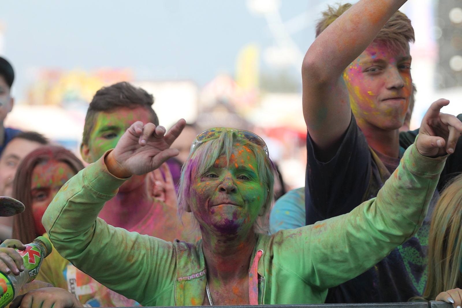 Bayera bajeruje ze sceny na lotnisku. Zaczęła się zabawa