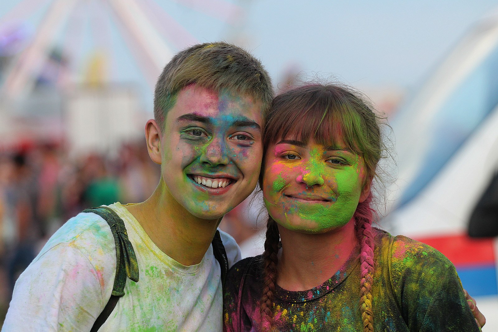 Setki osób na święcie kolorów na legnickim lotnisku