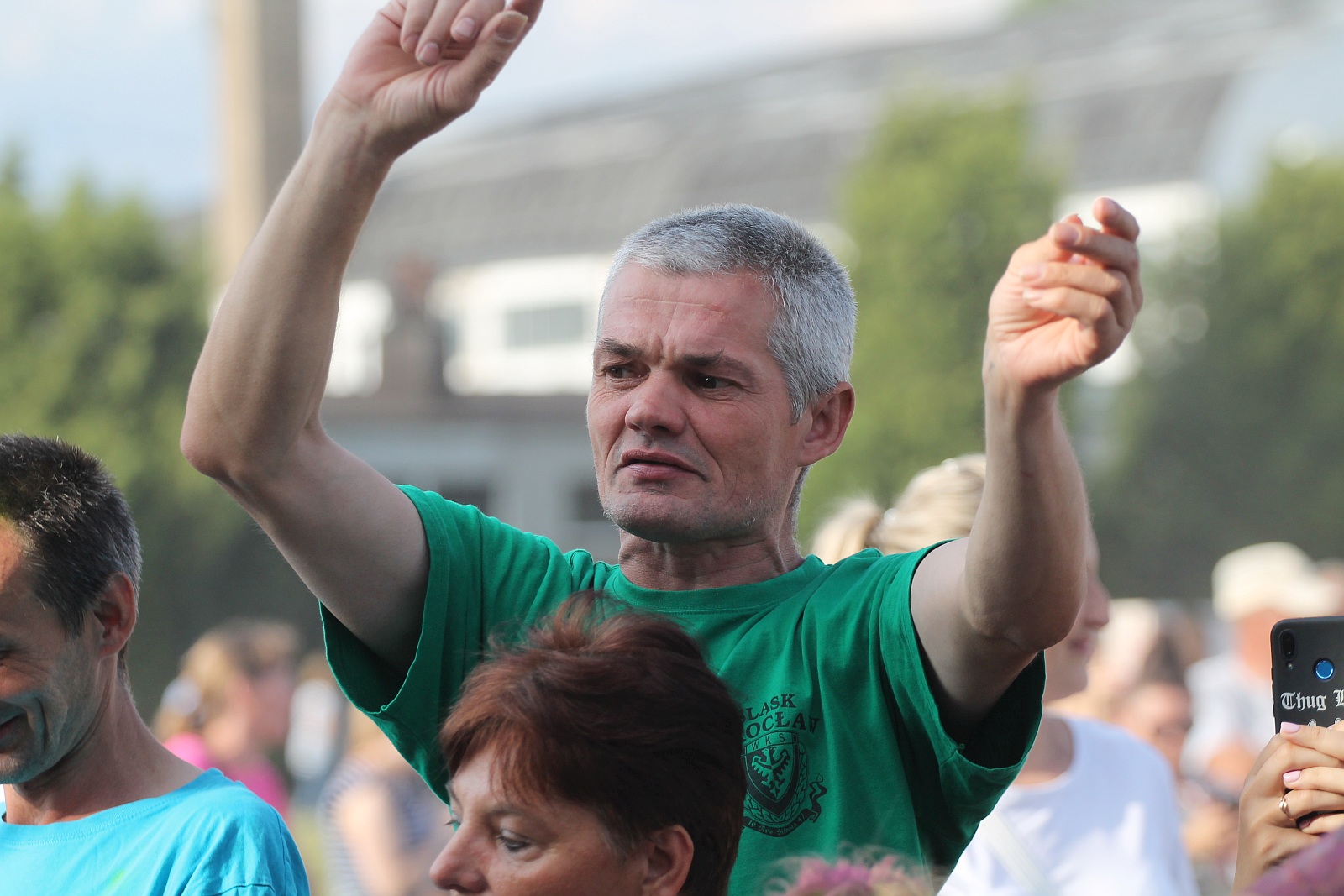 Bayera bajeruje ze sceny na lotnisku. Zaczęła się zabawa