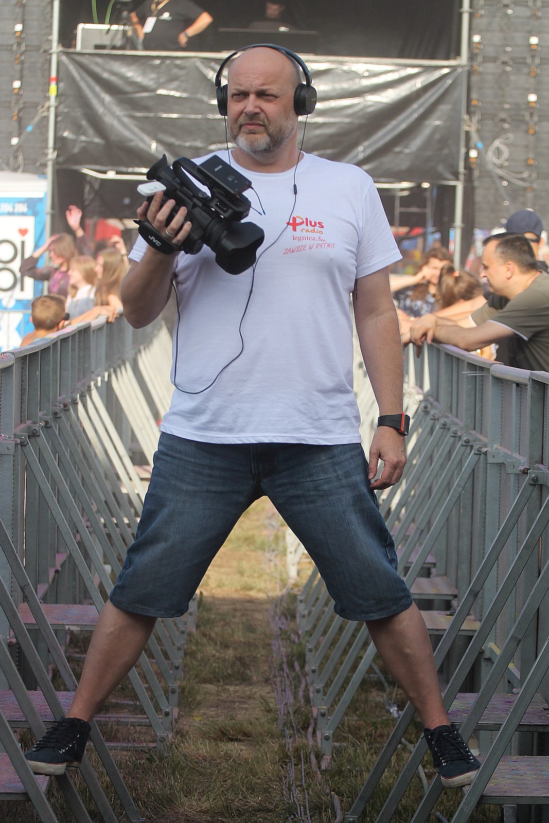 Bayera bajeruje ze sceny na lotnisku. Zaczęła się zabawa