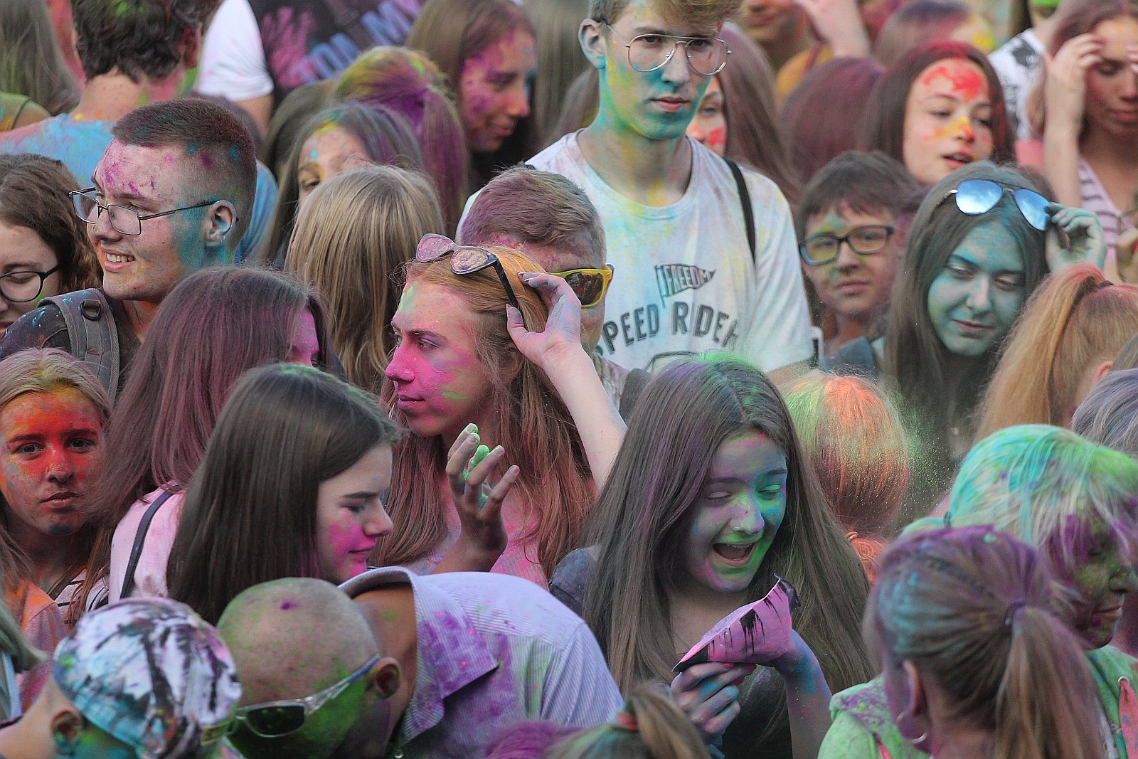 Setki osób na święcie kolorów na legnickim lotnisku
