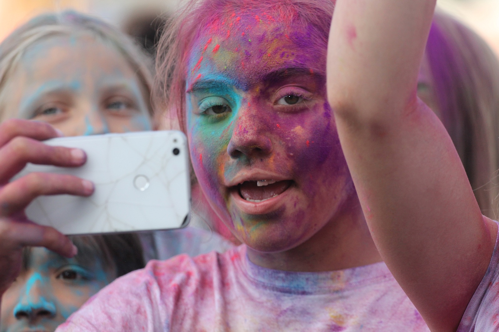 Bayera bajeruje ze sceny na lotnisku. Zaczęła się zabawa