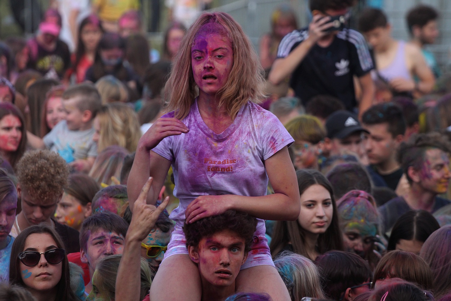 Setki osób na święcie kolorów na legnickim lotnisku