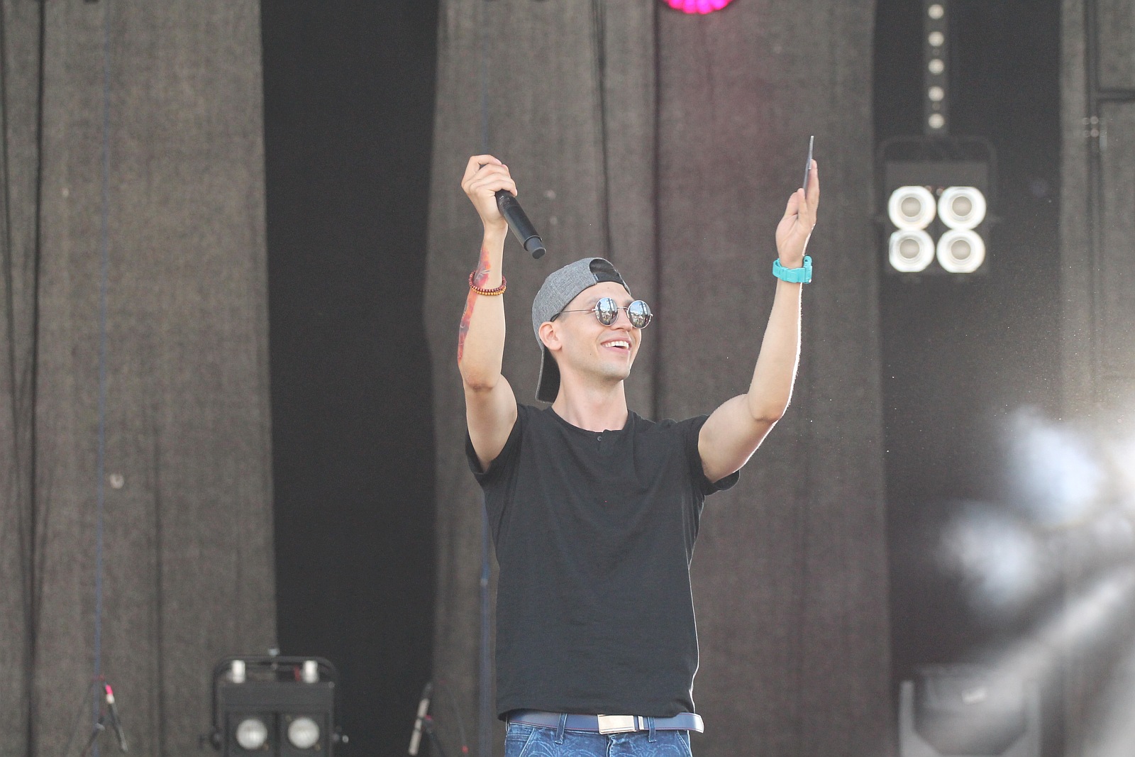 Bayera bajeruje ze sceny na lotnisku. Zaczęła się zabawa