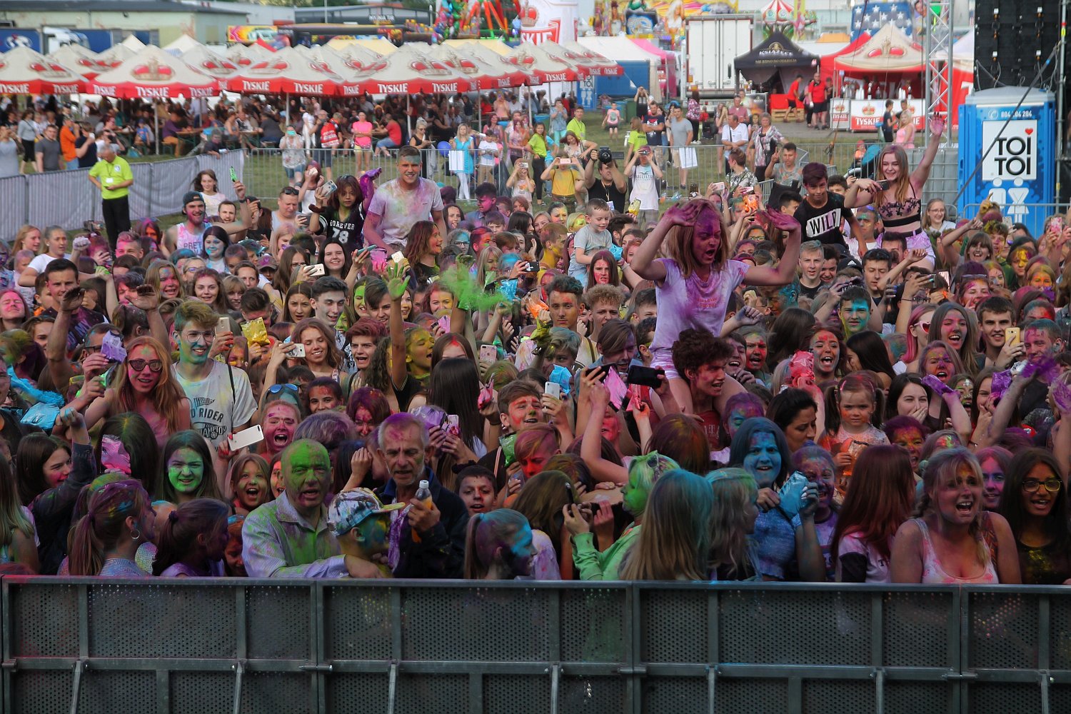 Setki osób na święcie kolorów na legnickim lotnisku